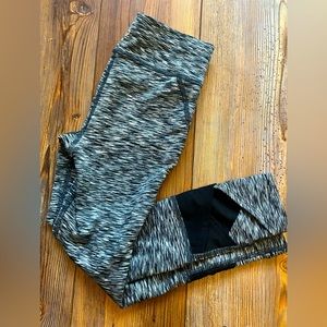 Kids All in Motion size 6 leggings, great condition, black/mesh stripe on back